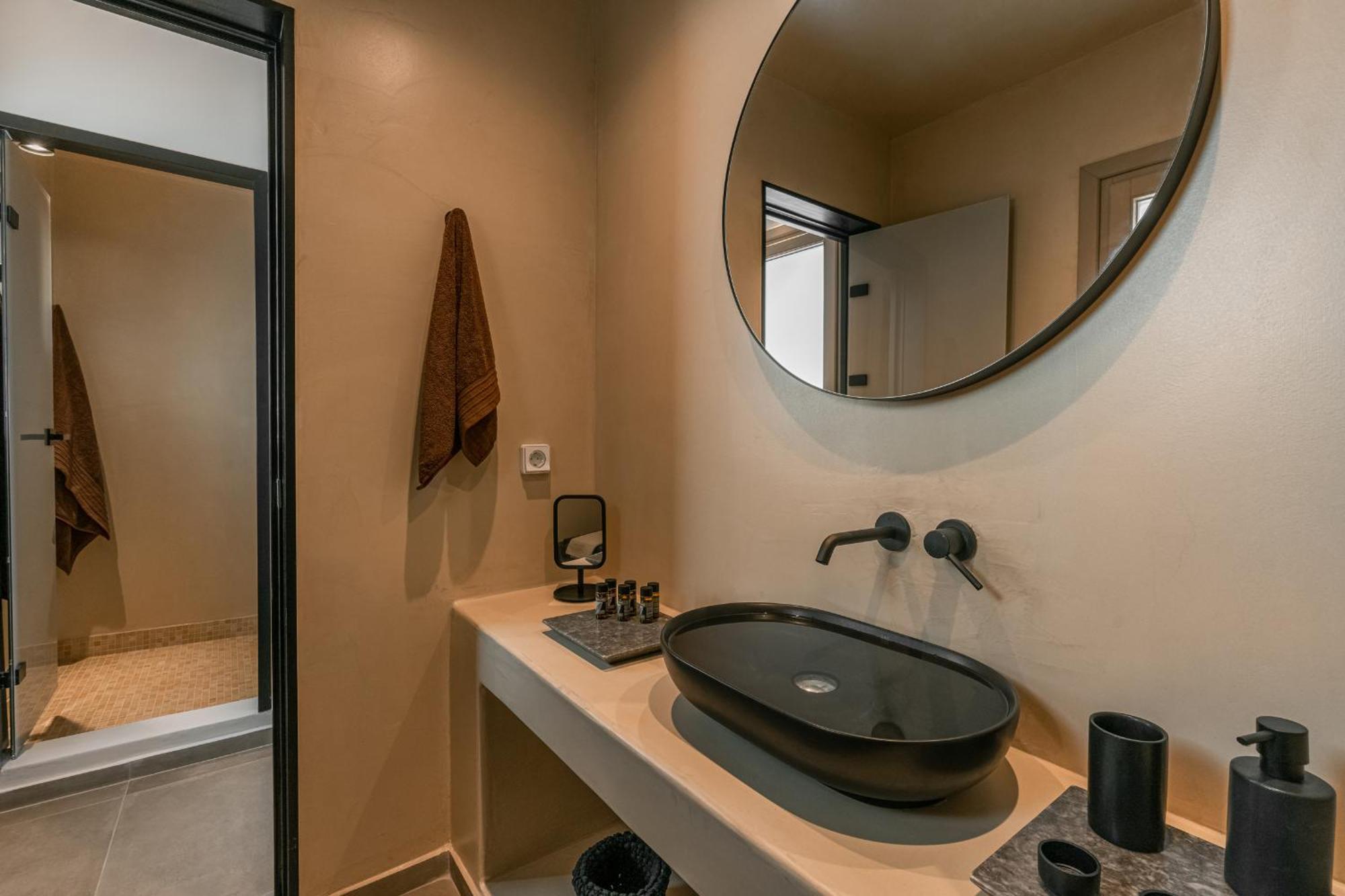 Living Moments Villa ฟิรา ภายนอก รูปภาพ
